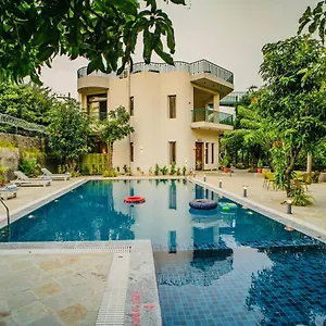 Villa Mahogany Mansion 